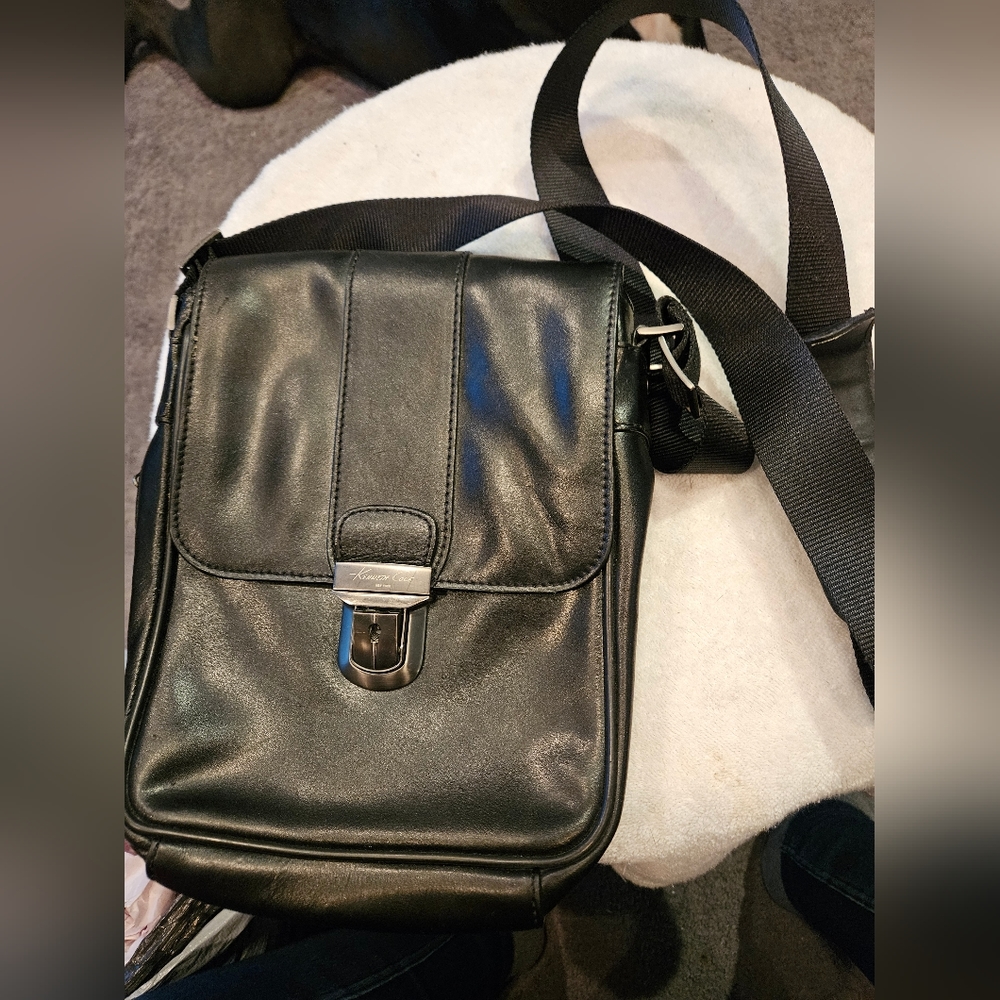 KENNETH COLE CROSS BODY BAG